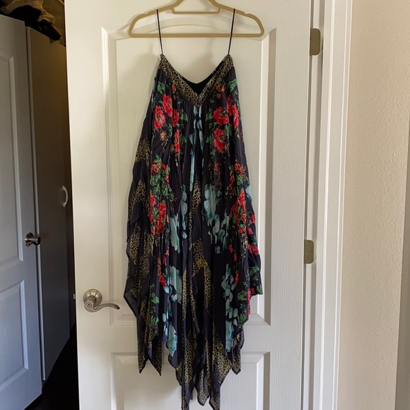 Free People Dresses & Skirts - Free people floral skirt great condition. Super pretty and flowy.